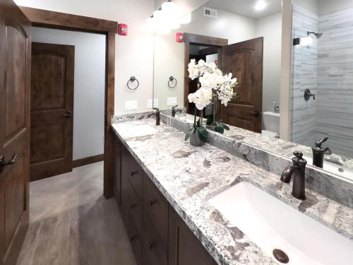 Ideal Condo 2 Minute Drive to Deer Valley Ideal Condo 2 Minute Drive to Deer Valley