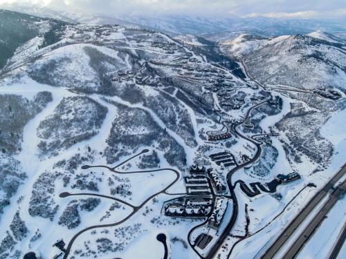 Ideal Condo 2 Minute Drive to Deer Valley Ideal Condo 2 Minute Drive to Deer Valley