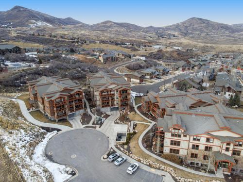 Ideal Condo 2 Minute Drive to Deer Valley Ideal Condo 2 Minute Drive to Deer Valley