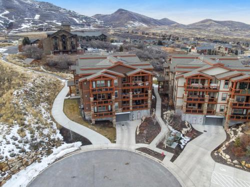 Ideal Condo 2 Minute Drive to Deer Valley Ideal Condo 2 Minute Drive to Deer Valley