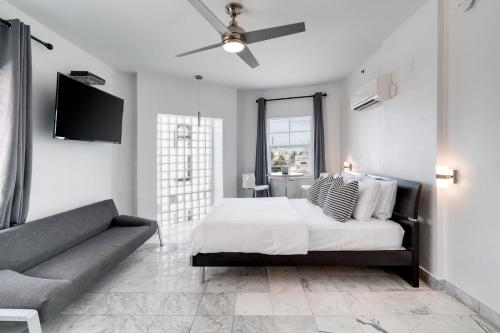 Best Location SOBE Top Floor 2 min to beach & fun in Miami Beach, USA