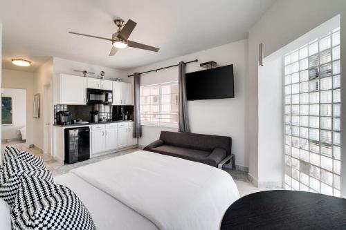 Best Location SOBE Top Floor 2 min to beach & fun in Miami Beach, USA