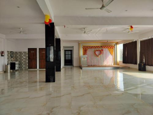 ห้องจัดเลี้ยง, Hotel Dawat near สนามบินลัลพาหฑูร ศาสตรี