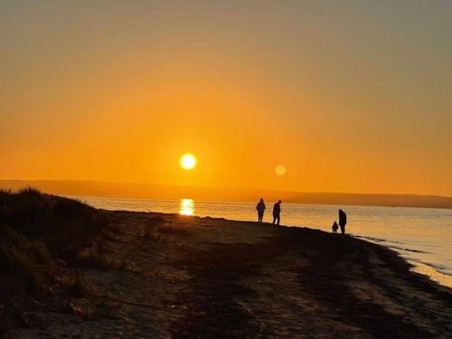 Homey Beach Cottage with Spa, walk to beach in Phillip Island