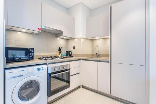 STAY BY LATINEM Luxury 1BR Holiday Home CVR A2504 near Burj Khalifa, Dubai (foto 8)