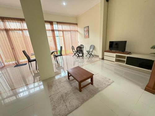 Three-Bedroom House image 4