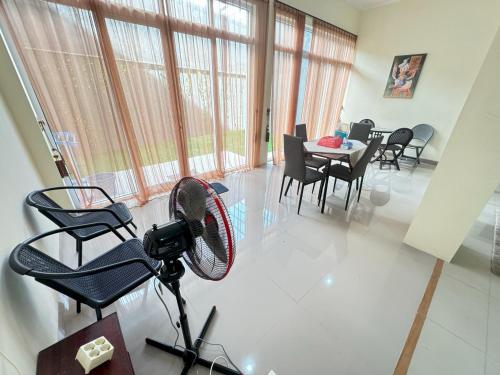Three-Bedroom House image 2