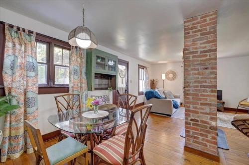 Boho Garden Bungalow: Cozy, Near IU & Downtown in Bloomington, USA