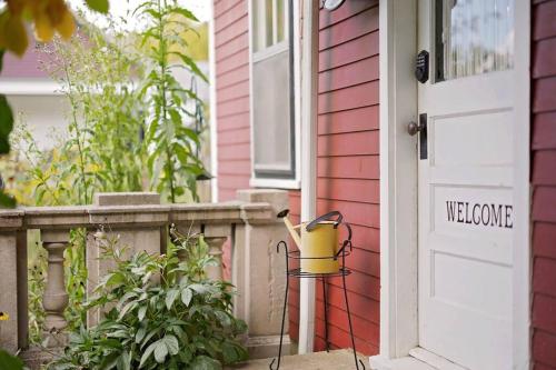 Boho Garden Bungalow: Cozy, Near IU & Downtown in Bloomington, USA
