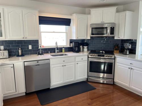 5 Bedroom House Steps To Private Beaches in Harvey Cedars, USA