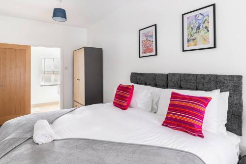 Impressive 4 Bed House Sleeps 8 Private Parking, Fast WiFi 2x Smart TVs Netflix & Foosball, Business Travellers Relocaters Leisure Welcome