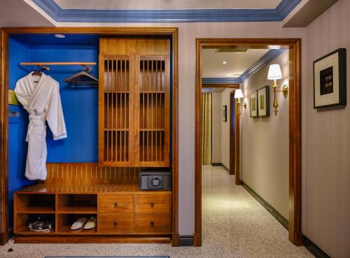 Executive Suite  - Free Traditional Costume image 7
