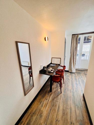 Logis Hotel Le Relais Des Remparts in Allanche