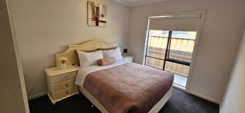Spacious 4 bedroom home in Weir Views near Warrawong Estate in Melton South