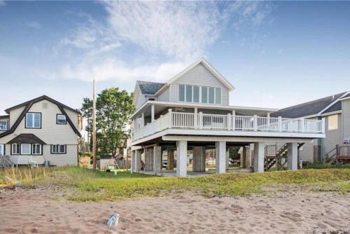 Cozy Beach - Direct Waterfront!