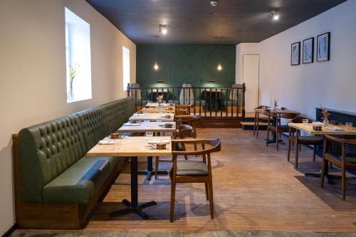 ห้องอาหาร, Court Colman Manor in บริดเด็น