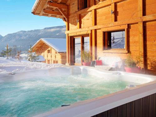 Ümbrus, Chalets des Aravis Kitz et Buhel avec Jacuzzi 12 et 15 personnes in Les Villards-sur-Thones (Rhone-Alpes)