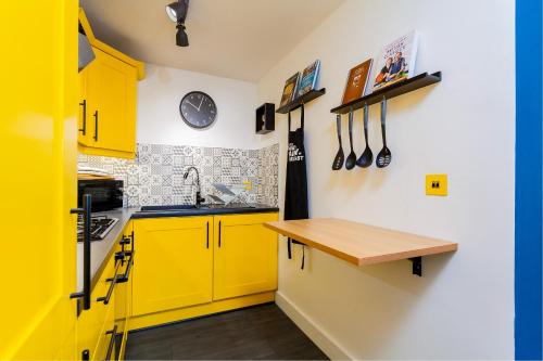 Funky City Apartment - Secure Parking - WiFi - Sleeps 6 - No Parties in บอลลีมาคาร์เรต