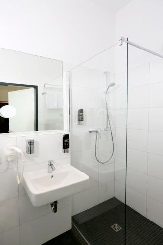 Hoteltow Room Type - Deluxe Double or Twin Room