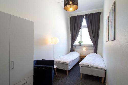 2 twin beds