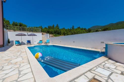 Strandnahes Apartment mit Pool, Whirlpool