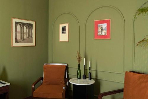 Deluxe King Room image 4