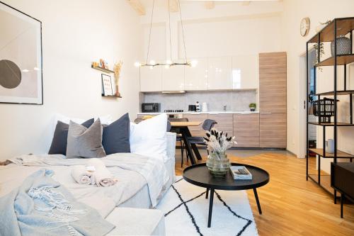 Rentero Cozy Industrial 8min Dancing House Apartment, Prague, Prag (Foto 7)