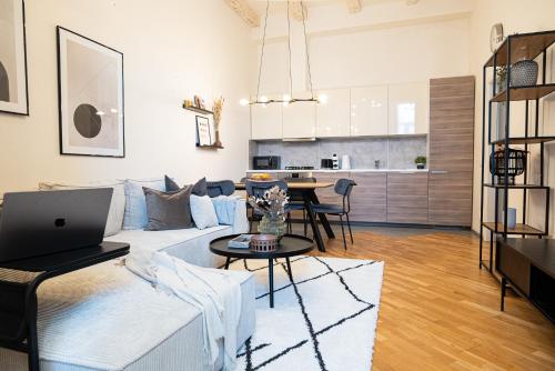 Rentero Cozy Industrial 8min Dancing House Apartment, Prague, Prag (Foto 6)