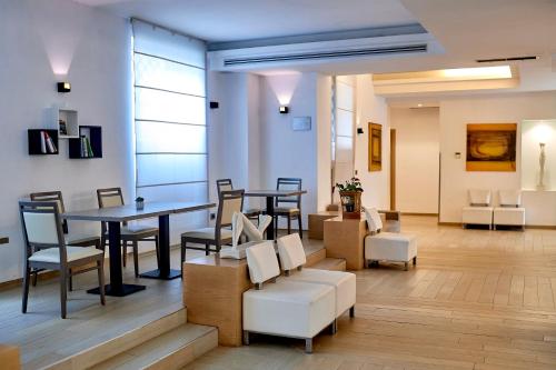 Occidental Aurelia - image 11