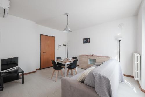 One-Bedroom Apartment image 8