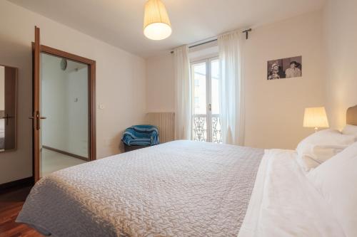 One-Bedroom Apartment image 6