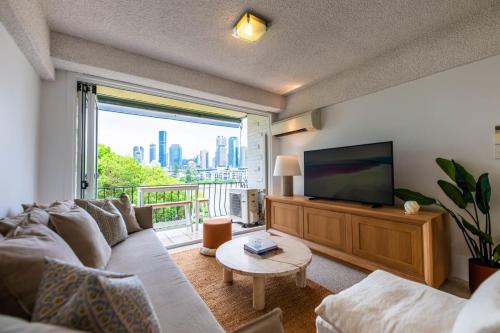 Riverside apartment with city & Story Bridge view