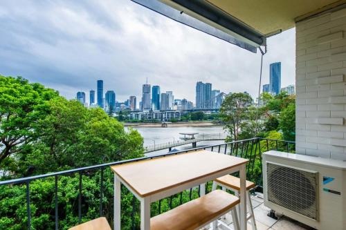 Riverside apartment with city & Story Bridge view