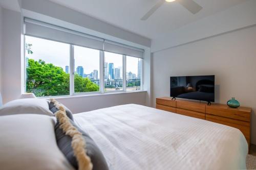 Riverside apartment with city & Story Bridge view