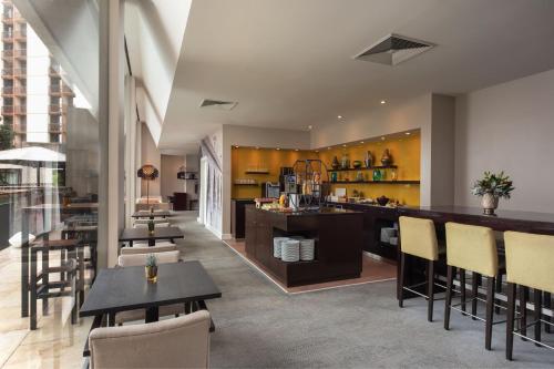 Executive King, Club lounge access, Guest room, 1 King, High floor, Balcony image 7