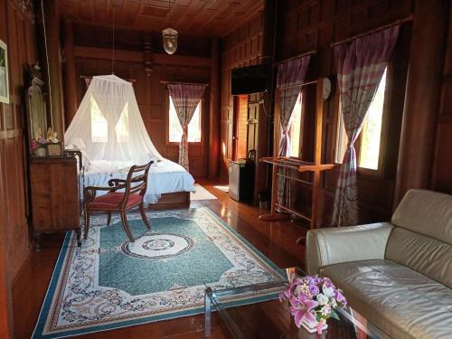 Ayutthaya teak home Homestay