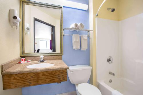 Super 8 by Wyndham Lynchburg VA in Lynchburg, USA
