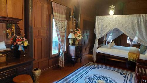 Ayutthaya teak home Homestay