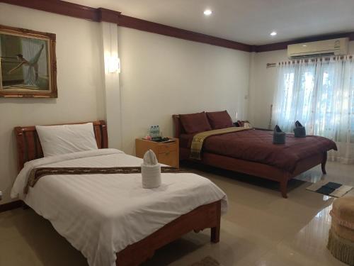 Ayutthaya teak home Homestay