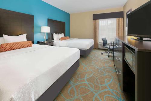2 queen beds