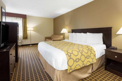 Baymont by Wyndham Harvard - image 9