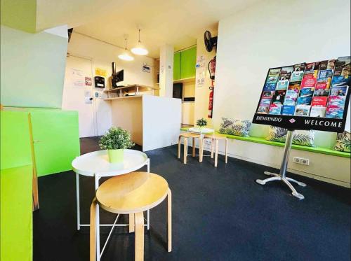 Central and Basic Universitat for YOUNG HOSTEL - Tap to explore photos