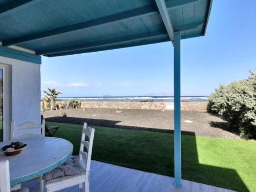 Villa with pool and private access to the beach