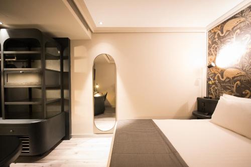 Standard Double or Twin Room image 8