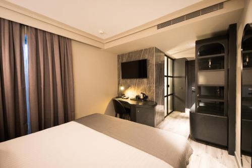Standard Double or Twin Room image 7