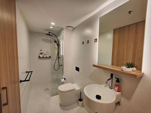 Convenient modern 2B2B apartment in Braddon - Tap to explore photos