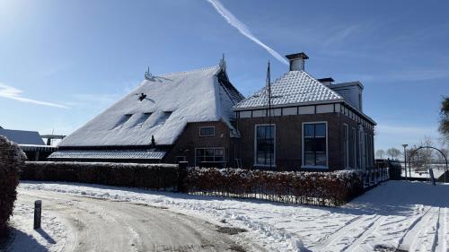 PUUR Eastermar - monumentaal, authentiek en luxe koetshuis aan open vaarwater met jacuzzi en sauna