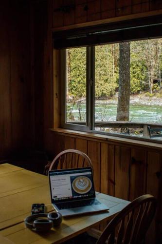 Amos Cabin - luxury in the mountains on the river.