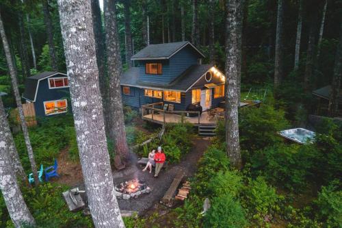 Amos Cabin - luxury in the mountains on the river.