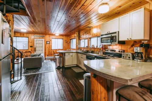 Amos Cabin - luxury in the mountains on the river.